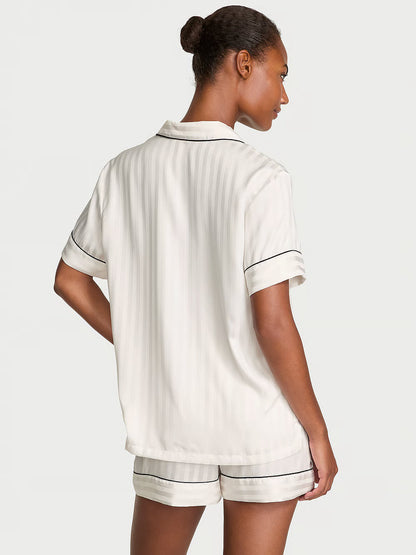 Pijama corto coordinado en satén brillante